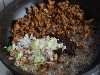 12、酸辣粉，酸辣微麻好滋味,加剩下的小料碎，加豆瓣酱。