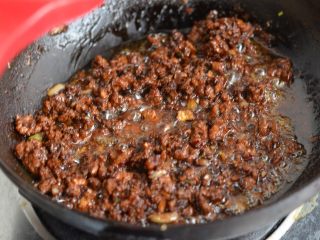 13、酸辣粉，酸辣微麻好滋味,肉末和小料及酱料充分炒均匀。