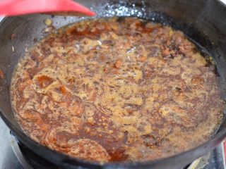 14、酸辣粉，酸辣微麻好滋味,加开水或者高汤煮透。