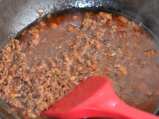 15、酸辣粉，酸辣微麻好滋味,淋淀粉水煮成肉酱。