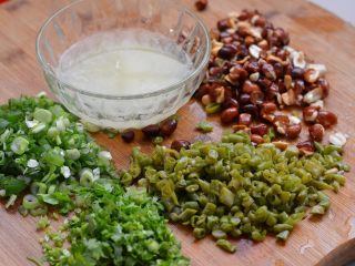 16、酸辣粉，酸辣微麻好滋味,大蒜捣成泥，加凉开水做成蒜泥水。花生拍碎，酸豆角，小葱，香菜切碎。