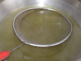 17、酸辣粉，酸辣微麻好滋味,坐锅烧水，水开后先煮青菜，再烫粉条，一份一份下锅比较好，烫透即可，不要烫烂了。