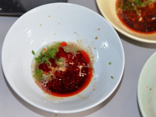 18、酸辣粉，酸辣微麻好滋味,取一个大碗，放上葱碎，辣椒油，花椒碎，醋，白胡椒粉，糖，味精等调料，再冲入高汤。