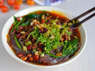 19、酸辣粉，酸辣微麻好滋味,煮好的粉和菜一起捞入碗中，加上花生碎，香菜碎，粉好了，开吃吧。