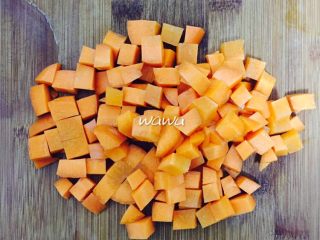 2、花样吃蛋—你好呀，北非蛋！,胡萝卜洗净切丁，青椒切小块