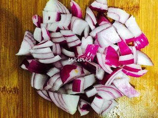 3、花样吃蛋—你好呀，北非蛋！,洋葱切丁备用，蒜切碎