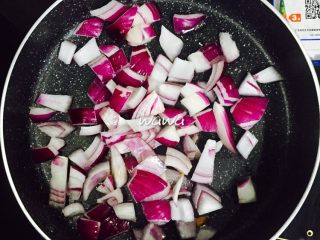 5、花样吃蛋—你好呀，北非蛋！,锅中放黄油，融化后加入洋葱炒香