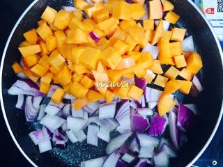 6、花样吃蛋—你好呀，北非蛋！,洋葱炒出香气后加入胡萝卜丁翻炒