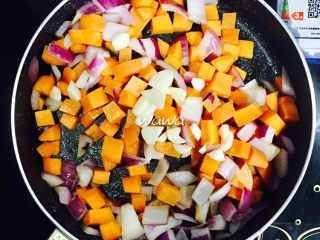 7、花样吃蛋—你好呀，北非蛋！,加入蒜瓣继续翻炒