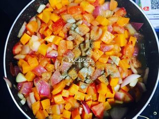 8、花样吃蛋—你好呀，北非蛋！,等胡萝卜略微变软，加入胡椒粉翻炒几下