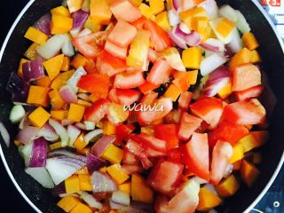 9、花样吃蛋—你好呀，北非蛋！,加入西红柿、盐翻炒