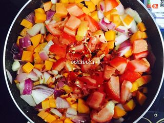 11、花样吃蛋—你好呀，北非蛋！,在表面撒一层干辣椒碎，并翻炒均匀