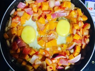 12、花样吃蛋—你好呀，北非蛋！,待食材炒熟变软，在中间掏出两个洞，打入两枚鸡蛋，小火加热