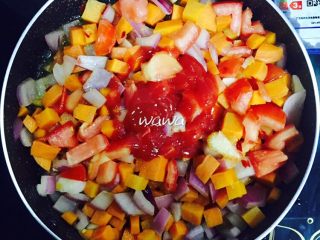 10、花样吃蛋—你好呀，北非蛋！,把番茄沙司倒入锅中