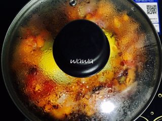 13、花样吃蛋—你好呀，北非蛋！,盖上锅盖焖几分钟，至鸡蛋焖熟