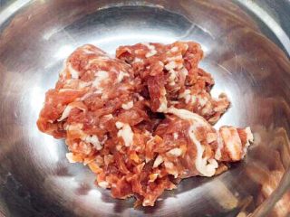 3、做年货 备年货期间快手面 私家炸酱,将五花肉切成肉粒，肉粒的大小随意。