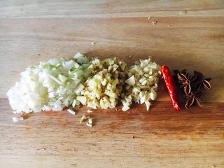 4、做年货 备年货期间快手面 私家炸酱,葱切成葱花，姜切成姜末，蒜切成蒜末。干辣椒和八角洗干净。