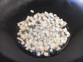 5、做年货 备年货期间快手面 私家炸酱,热锅放入约3勺左右的油，放入肥的五花肉，把肥的五花肉煸炒出油来。