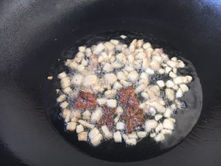 6、做年货 备年货期间快手面 私家炸酱,放入八角煸炒出香味。