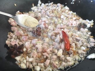 9、做年货 备年货期间快手面 私家炸酱,滑炒肉粒至颜色变色，放入少许的白胡椒粉，翻炒几下。