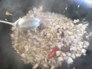 10、做年货 备年货期间快手面 私家炸酱,淋入锅沿料酒1勺。