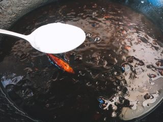 14、做年货 备年货期间快手面 私家炸酱,放入1勺的白糖，综合一下酱料的味道。