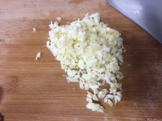 8、蒜蓉烤虾,大蒜剁成蒜蓉。