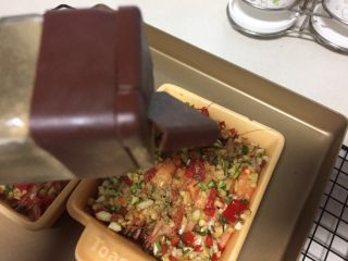 11、蒜蓉烤虾,出炉撒上孜然或者椒盐,用筷子拌匀让虾更入味。