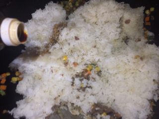 17、沙茶牛肉饭,倒入3勺生抽（具体用量可按喜好添加）翻炒均匀。白米饭如果成抱团状可用锅铲压平后翻炒即会散开