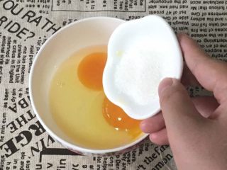 2、鸡蛋小饼,鸡蛋里加入白砂糖