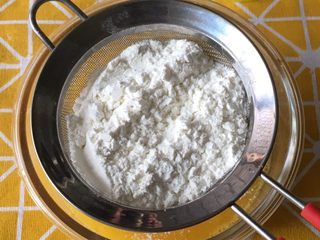 5、鸡蛋小饼,筛入低筋面粉60克