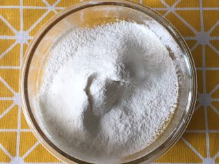 6、鸡蛋小饼,筛后的面粉很细腻没有颗粒