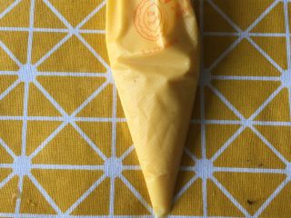 7、鸡蛋小饼,装入裱花袋，裱花袋下面剪个小口