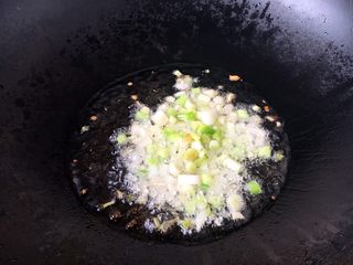 7、孩子爱吃的西红柿鸡蛋打卤面,开大火置锅，放适量油，随后马上放入洋葱粒、蒜粒，炒出香味再放葱花。