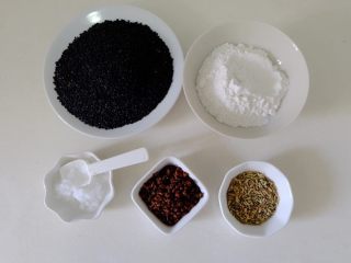 1、椒盐芝麻馅,准备好所有原料