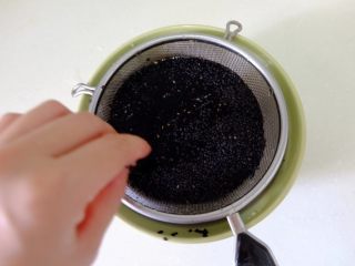 2、椒盐芝麻馅,芝麻用小面筛洗两遍