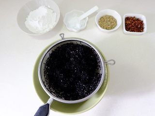 3、椒盐芝麻馅,洗干净的芝麻留面筛控水，利用芝麻沥水的间隙，开始炒糯米粉