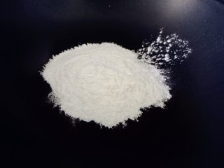 4、椒盐芝麻馅,开大火把锅烧干，转中火炒糯米粉