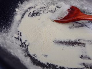 6、椒盐芝麻馅,炒到糯米粉散发出米香味儿，米粉微黄，关火