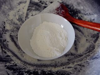 7、椒盐芝麻馅,盛出炒好的糯米粉，放一边备用