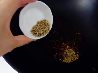 11、椒盐芝麻馅,锅里倒入花椒茴香，用锅铲轻轻翻两下，闻到香味马上关火
