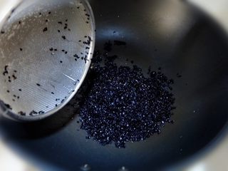 8、椒盐芝麻馅,锅洗净，大火烧干锅，开始炒芝麻，湿嗒嗒的芝麻刚开锅时用大火炒，看水份渐干，换成中火炒