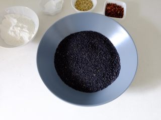 9、椒盐芝麻馅,炒好的芝麻盛出备用