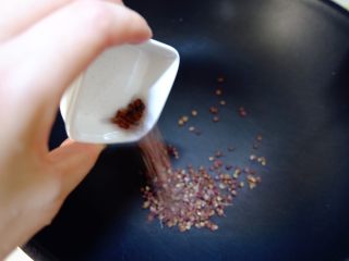 10、椒盐芝麻馅,开中火，炒花椒和小茴香