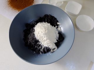 14、椒盐芝麻馅,磨成粉的芝麻加入一大勺白糖再加入炒熟的糯米粉，搅拌均匀