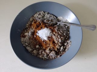 15、椒盐芝麻馅,再加入过筛的花椒粉和盐（盐可分次加入，搅拌时尝味，觉得淡了就再加点盐）