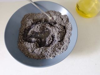 16、椒盐芝麻馅,搅拌均匀后，倒入适量的食用油搅拌