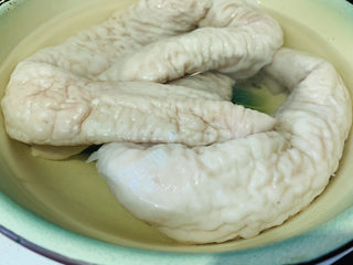 3、干煸肥肠,肥肠用料酒、淀粉洗净