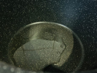 7、干煸肥肠,锅加食用油，热锅