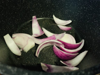 8、干煸肥肠,加洋葱，炒香